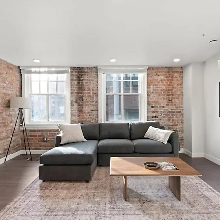King Bed - J And K On Main Luxury Apartment 306